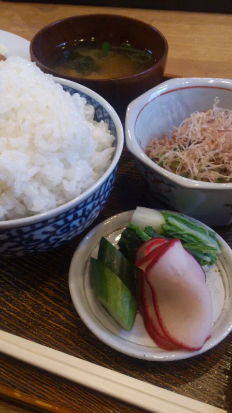 【駒場東大前 菱田屋】御飯に納豆と漬物に味噌汁。|うめロクさん