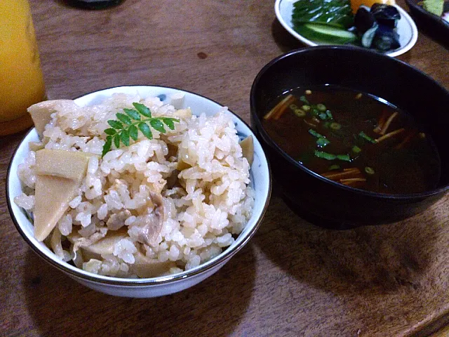 Snapdishの料理写真:たけのこご飯＆赤だし|けんさん