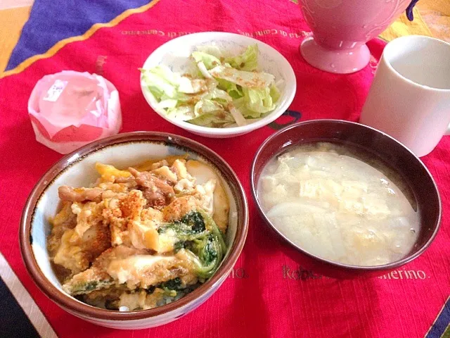 親子丼、薄揚げと大根のお味噌汁、サラダ、さくらぷりん|ちびさん