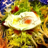 Snapdishの料理写真:Frisée salad with poached egg, bacon vinaigrette, and truffle oil|Mark Lubinskyさん