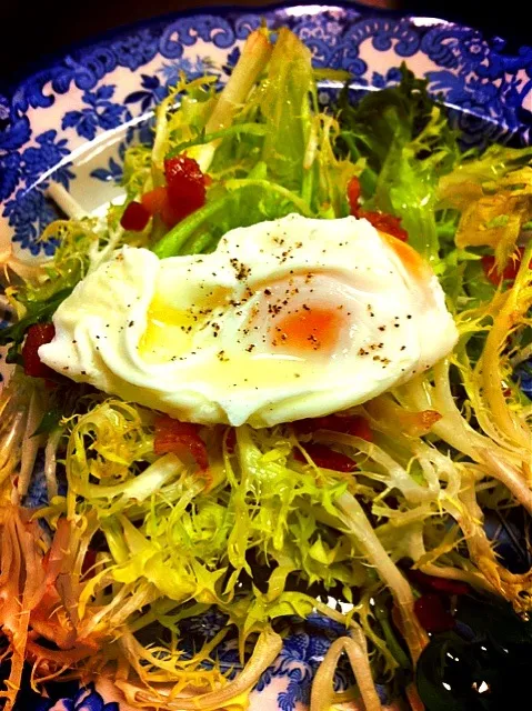 Frisée salad with poached egg, bacon vinaigrette, and truffle oil|Mark Lubinskyさん