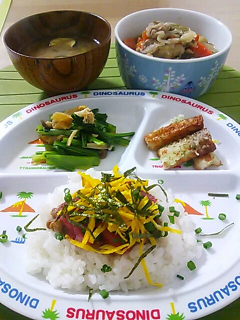 Snapdishの料理写真:☆納豆鮪漬け丼＊小松菜油揚げｼﾒｼﾞお浸し＊竹輪磯揚げ＊肉じゃが＊茄子と葱味噌汁|ｼｮｺﾗさん