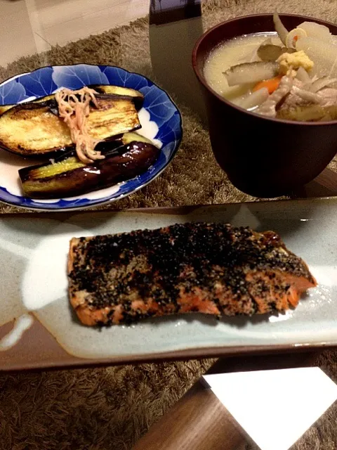 鮭の南部焼き、焼きなすの甘酢しょうがダレかけ、さつま汁|やっちゃんさん