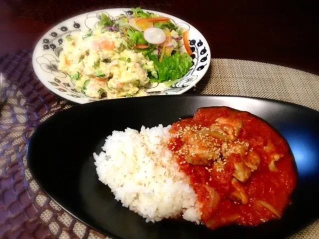 トマトと鶏肉のカレー、ポテトサラダ|Maikoさん