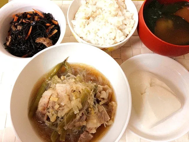 ひじきの煮物
豚バラ肉と春雨の煮物
波乗りジョニー
ワカメの味噌汁
玄米入りごはん|こなつさん