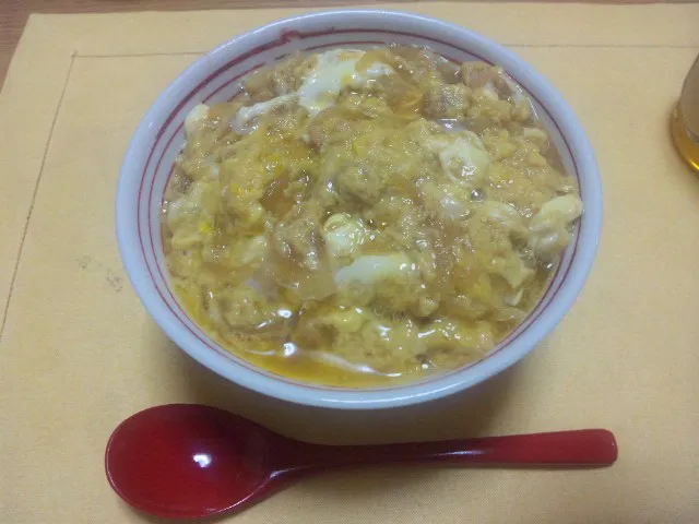 お母さん手作りの親子丼！卵が絶妙にトロットロで、出汁の濃さもいい感じに甘くて大好きなのです(゜▽゜*)|げんちゃんさん