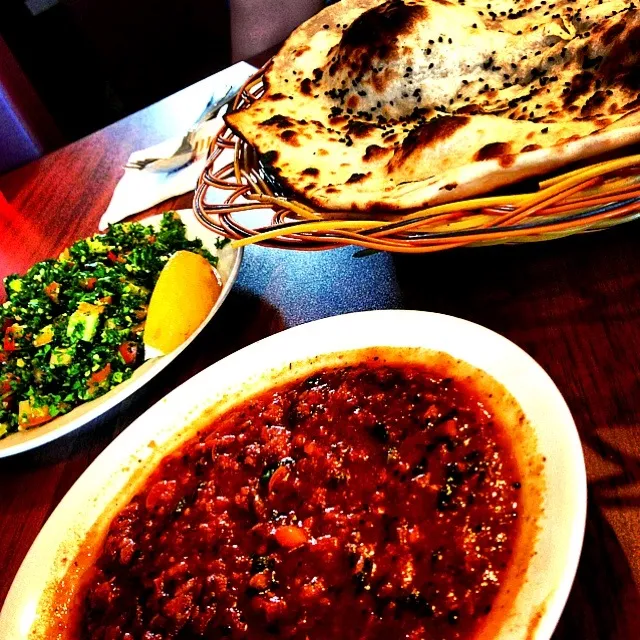 Snapdishの料理写真:Tabulah, Arabic bread, Lamb acdah & Fool meddamas トマトとパセリのサラダ シンプルオリーブオイルマリネ、パン、ラム肉・ポテト・コリアンダーの煮込み、豆と野菜の煮込み|Yuka Nakataさん