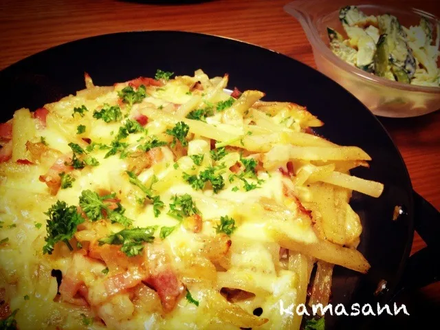 ことちゃんの、じゃがいもとベーコンのチーズ焼き！きゅうり、カニカマ、ゆで卵の胡麻サラダ|かまさん