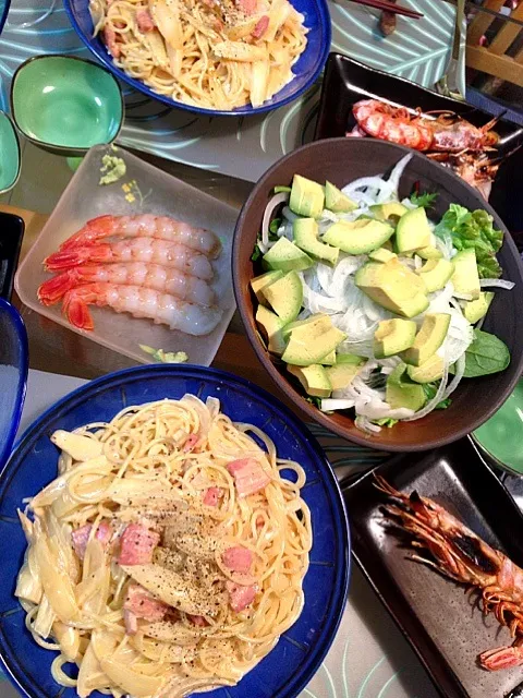 海老づくし！   海老のお刺身、海老の味噌入りクリームパスタ、海老の塩焼き、サラダ|Tomokoさん