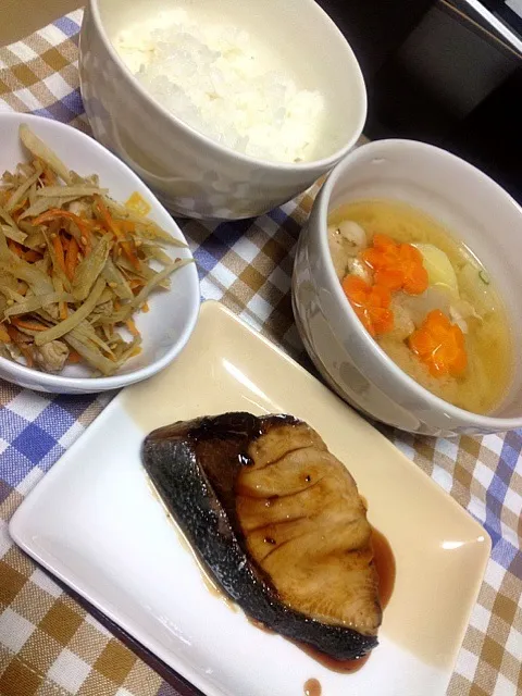 ぶりの照焼き、キンピラ、豚汁|食いしん坊もりもりさん