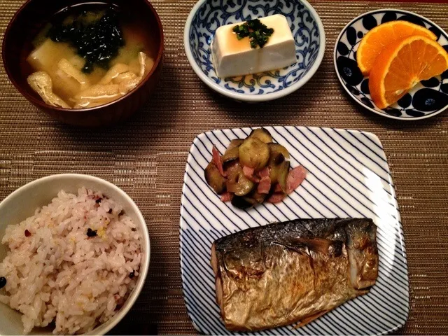 塩鯖  茄子とベーコンのバルサミコ酢炒め  冷奴  味噌汁  清見オレンジ|ikukoさん