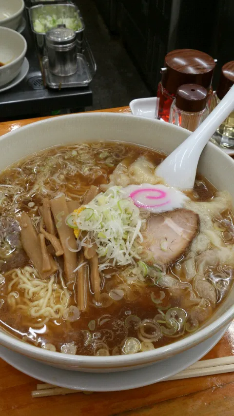 Snapdishの料理写真:【梅ヶ丘 勝や】ワンタン麺(普通盛り麺2玉)|うめロクさん