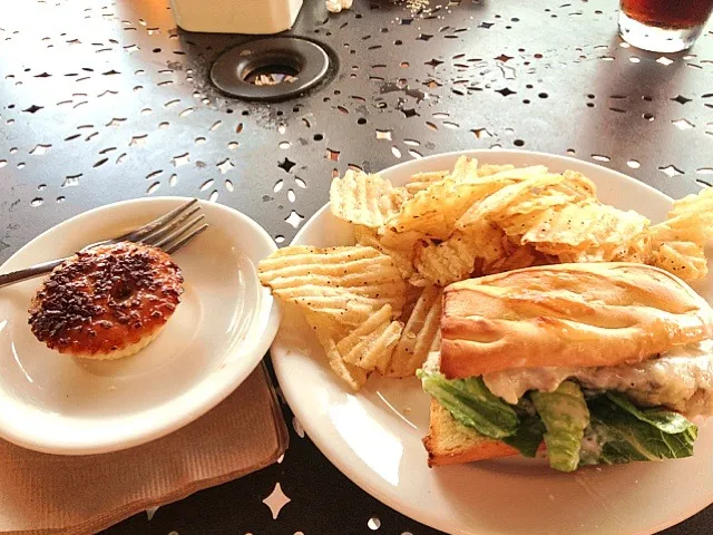 Chicken Caesar sandwich and chips + Cafe au' lait creme brûlée mini from La Madeline|Elise Templetさん