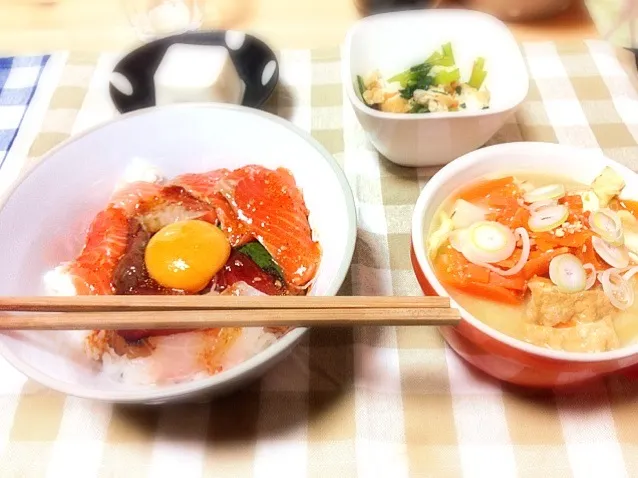 Snapdishの料理写真:海鮮丼定食かな♪( ´θ｀)ノ|えみさん