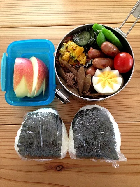 Snapdishの料理写真:おにぎり（いかなごの釘煮、明太クリチ）  ゴボウと牛ひき肉焼肉のタレ炒め  シラスとキュウリのナムル  南瓜サラダ  ソーセージ  塩麹ゆで卵  スナップエンドウ  ミニトマト  リンゴ|かわまきまきさん