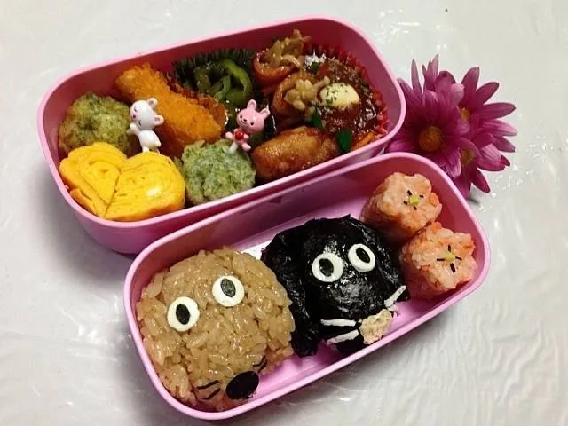 ママ作！久しぶりのマイさんのお弁当！リクエストのキキとレイ(前犬)のおにぎり〜(⌒▽⌒)|なかしょうさん