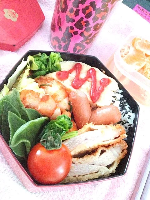 ぷわぷわチーズオム、トンカツ、エビとアサツキのトマトソース炒めトリプルメインお弁当♪|桃実さん