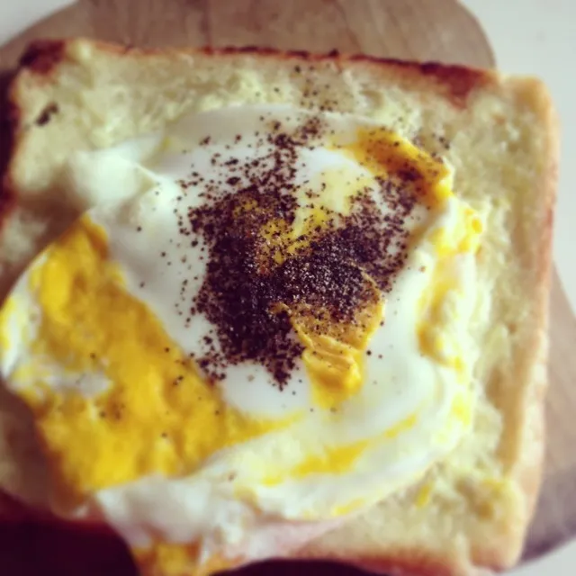 Egg on bread.|Comer Ruyeeさん