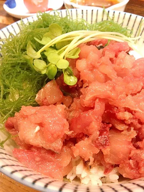 Snapdishの料理写真:鯵たたき丼。出汁で割った生卵をかけていただきます！|Tomyさん