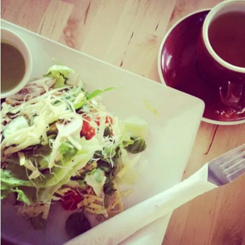 Snapdishの料理写真:chicken salad + green tea|Vera Chandraさん