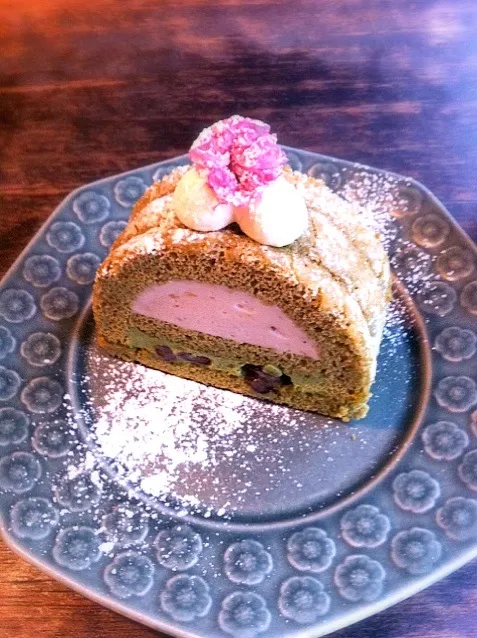 Snapdishの料理写真:抹茶と桜のムースのロールケーキ|yumikoさん