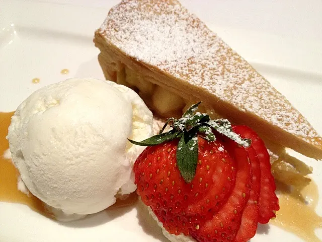 Apple tart served with vanilla ice cream at Bonta|12Dragonさん