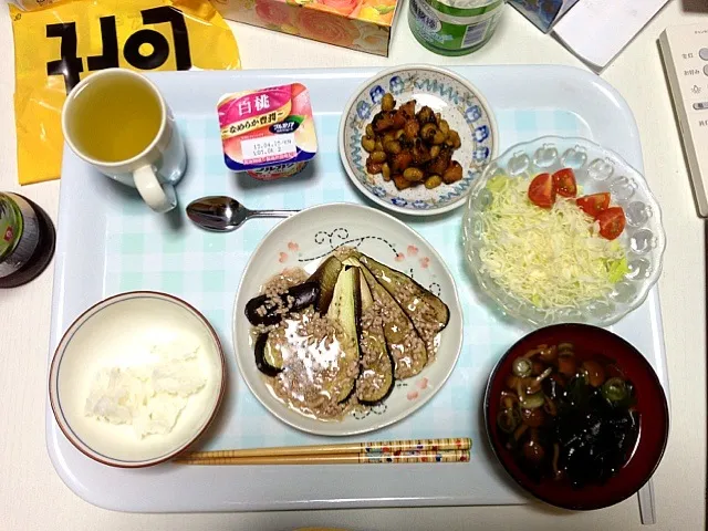 茄子のそぼろあんかけ、なめことワカメのお吸い物、かぼちゃと大豆の大学炒め、サラダ|みほりん.さん