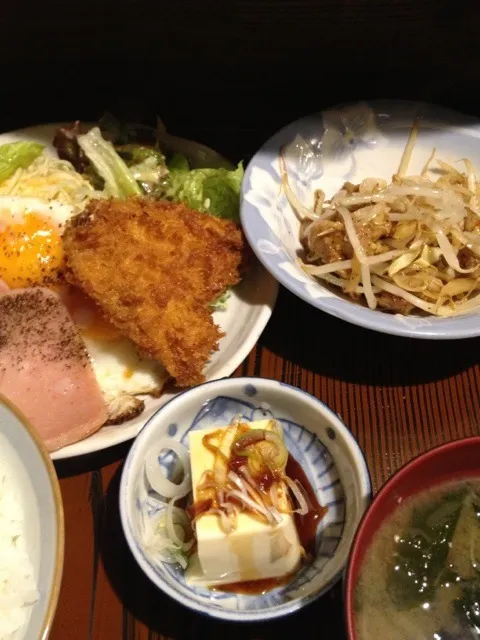 サービス定食、豚肉ともやしの炒めにハムエッグとアジフライ|Hajime Sakaiさん