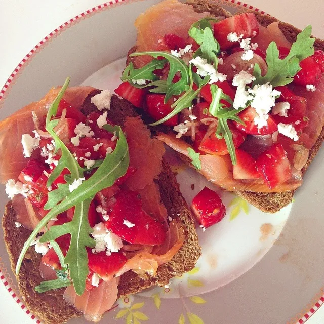 Smoked salmon with strawberry tomato salsa on toast|Rianneさん