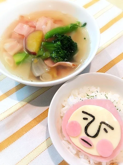 Snapdishの料理写真:ベーコンとお豆のほっこり具だくさんスープ♪と、カクレモモジリごはん(笑)|うっちーさん