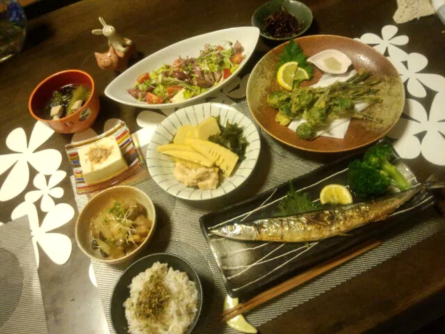 Snapdishの料理写真:さんま塩焼き、筍とワカメの煮物、ホタルイカのハニーマスタード和え、こごみの天麩羅など…|ゆかさん