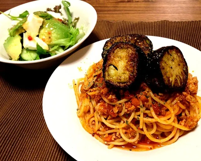 Snapdishの料理写真:茄子と挽肉のトマトパスタ、サラダ(レタス、ベビーリーフ、胡瓜、アボカド、クリームチーズ)|サチさん