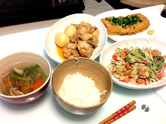 Snapdishの料理写真:鶏肉のさっぱり煮、納豆はさみ油揚げ、トマトとアボカドのサラダ|まいこさん