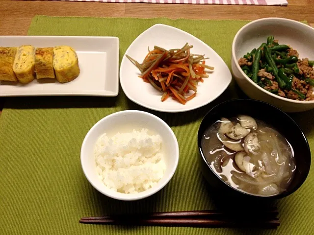 いんげんと挽肉炒め,ジャコ玉子焼き,金平牛蒡,茄子と玉ねぎ味噌汁|マシューさん