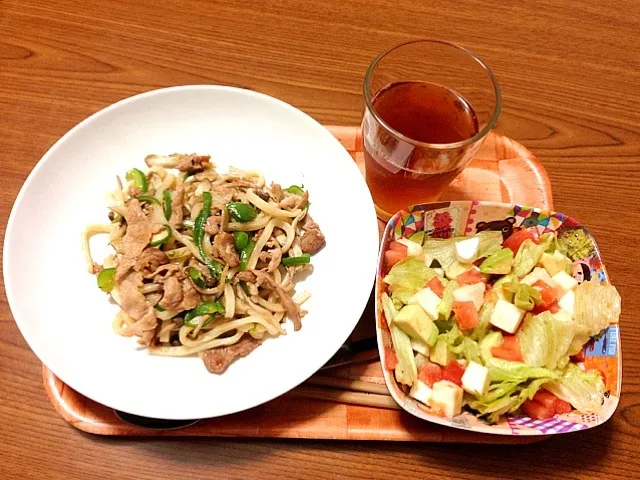 肉うどん、はんぺんアボカドトマトのサラダ♡|すやまみさきさん