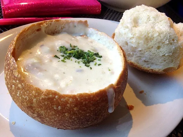 Clam chowder in bread bowl|Astra Varianさん