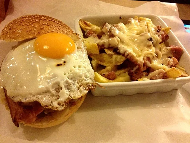 200grs beef burger with bacon, fried egg, emmental  and gorgonzola cheese.  French fries with bacon and cheese.|De Pupesさん