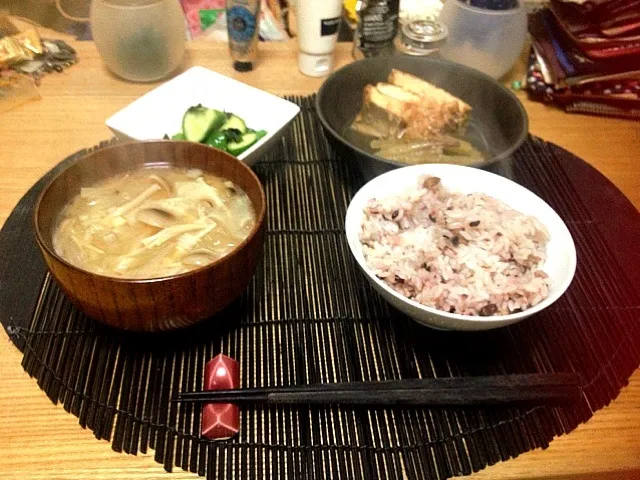 Snapdishの料理写真:朝ごはん★厚揚げとふきの煮物、きゅうりと大葉の即席漬け、みそ汁、十六穀ごはん|ハルさん