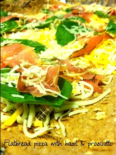 Snapdishの料理写真:Flatbread pizza with basil and prosciutto|Juliee ~ ジュリーさん