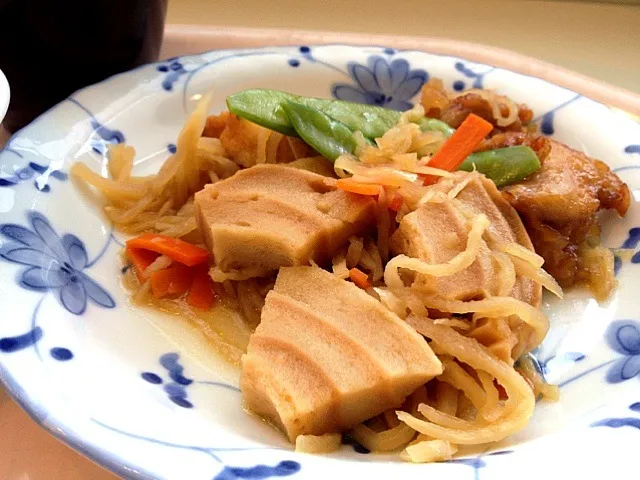 今日の社食は鶏肉と車麩のピリ辛煮。420円。|ルーア・ブランカさん