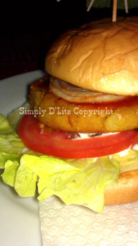 Snapdishの料理写真:Homemade Veggie Burger|Shaqeizhaさん