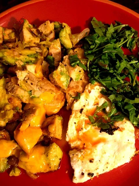 Sauté chicken, avocado, and cremini with cheddar arugula and a fried egg. YUM!|amyさん