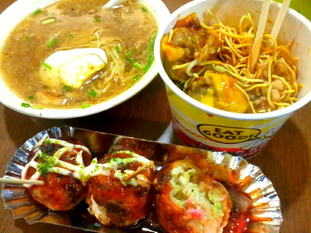 fried  wanton noodles, takuyaki, beef misomo

my all.time fave!|Grazeeさん