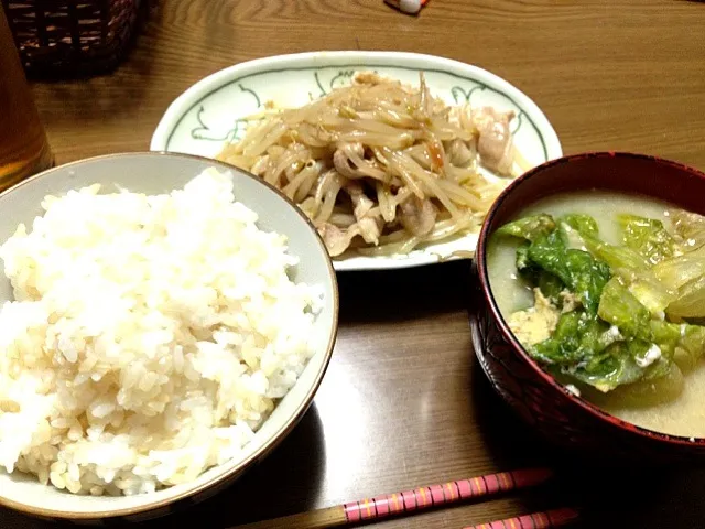 Snapdishの料理写真:もやしにんにく炒め＆レタス丸ごとスープ|づんださん