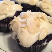 Dark chocolate cupcake with almond cheese frosting|Lalaineさん