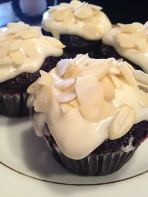 Snapdishの料理写真:Dark chocolate cupcake with almond cheese frosting|Lalaineさん