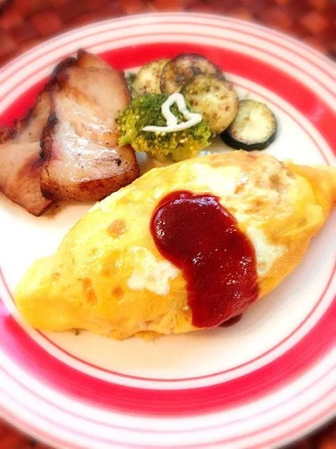 Snapdishの料理写真:Omelet with a filling of ketchup-seasoned Veggie fried rice & Roast pork🎵お野菜いっぱいｵﾑﾗｲｽとﾛｰｽﾄﾎﾟｰｸ|🌈Ami🍻さん