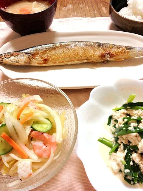 シーフードマリネ  ニラの豆腐和え  サンマの塩焼き  具沢山お味噌汁|富田悦子さん