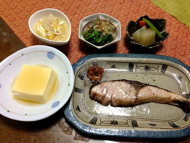 夜ご飯-ブリの塩焼、新玉ねぎの卵とじ、ほうれん草のお浸し、卵豆腐、野菜の炊いたん|美樹さん