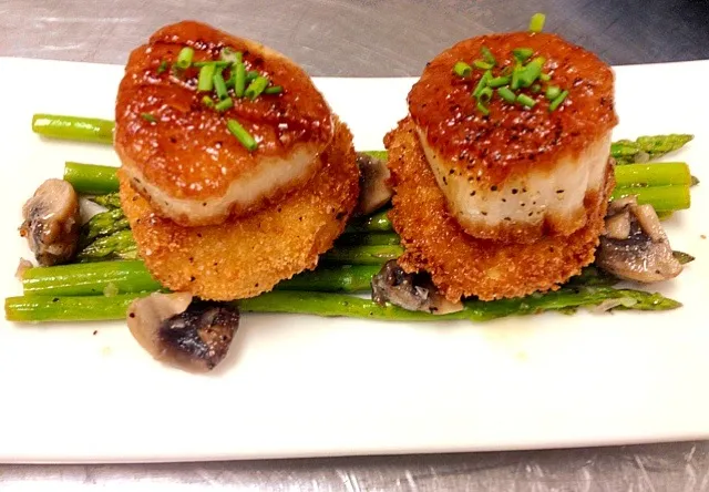 Snapdishの料理写真:Golden scallops, potato croquets on a bed of sautéed asparagus and mushrooms|willさん